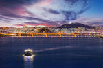 海滨城市黄昏美丽夜景