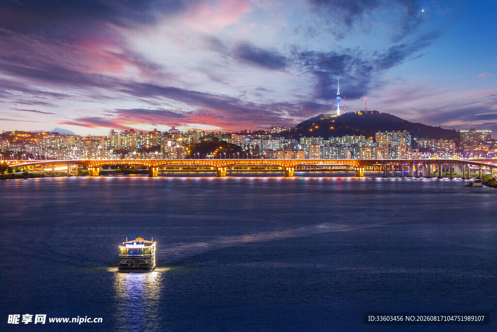 海滨城市黄昏美丽夜景