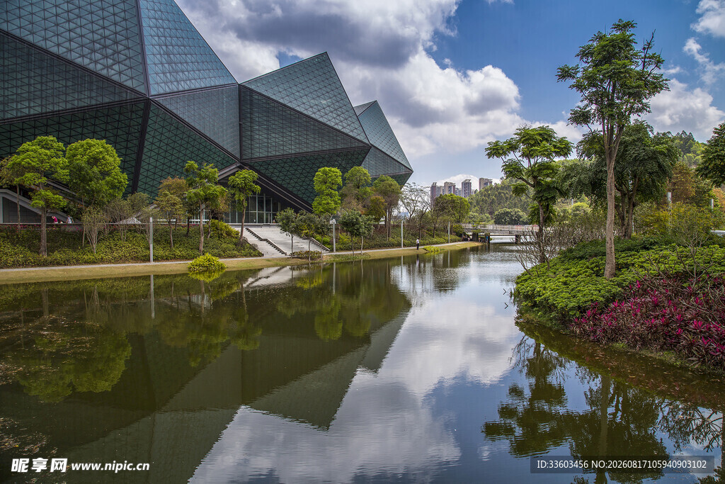 现代建筑旁的静谧水景