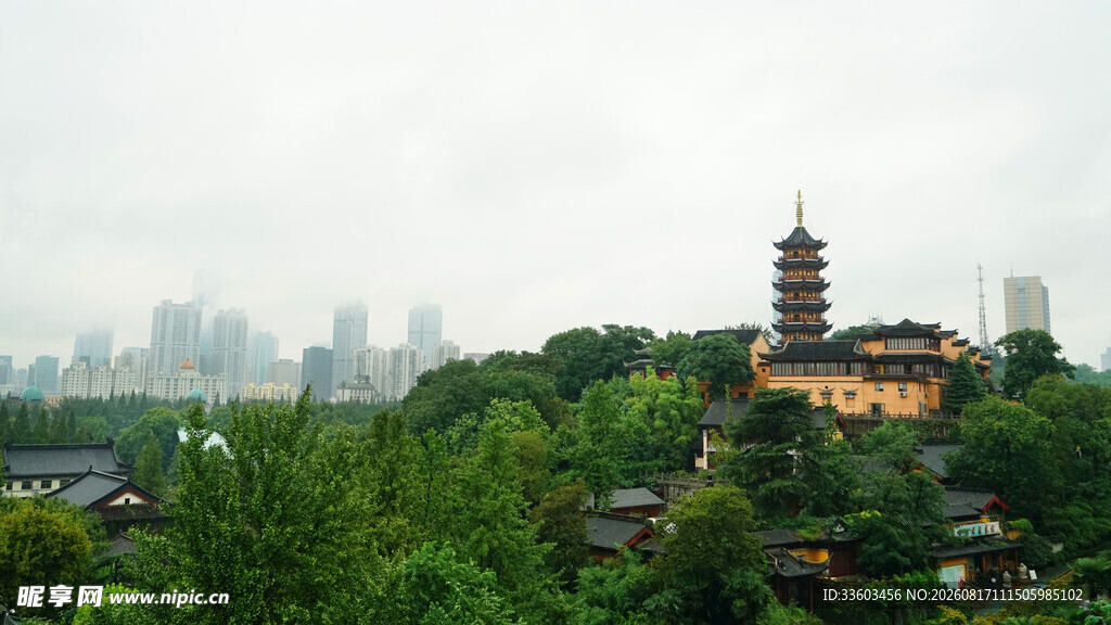 绿树环绕中的古朴塔楼