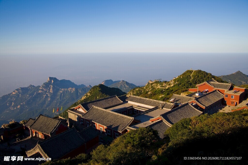 山巅古建风光
