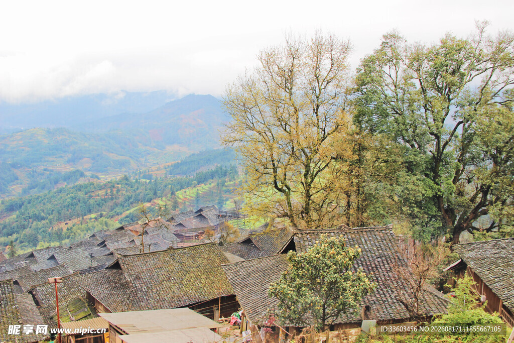 山村美景古朴村落与远山
