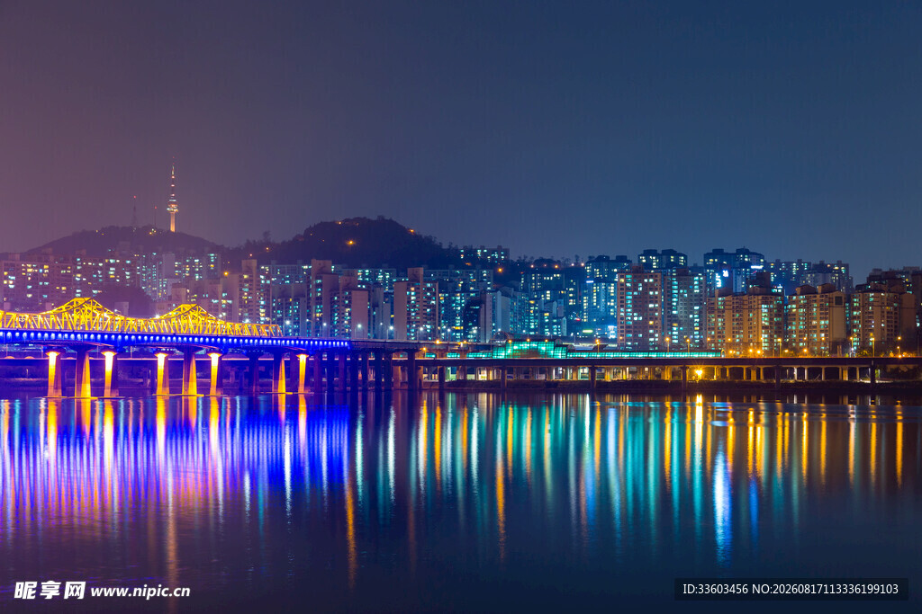 城市夜景湖面绚丽倒影