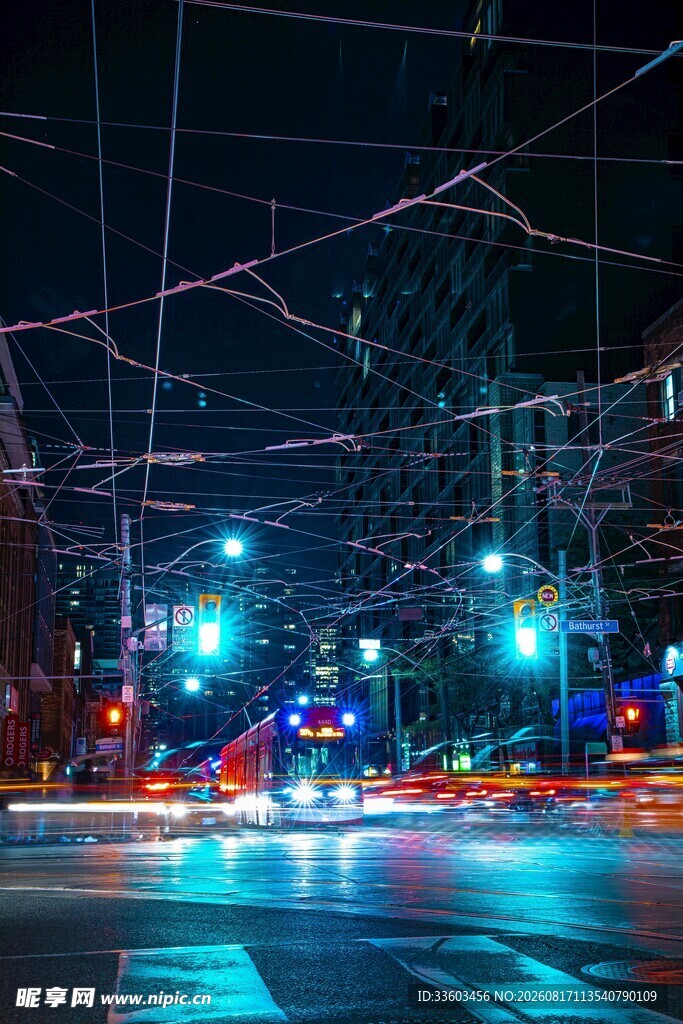 城市夜路的绚丽灯光景象