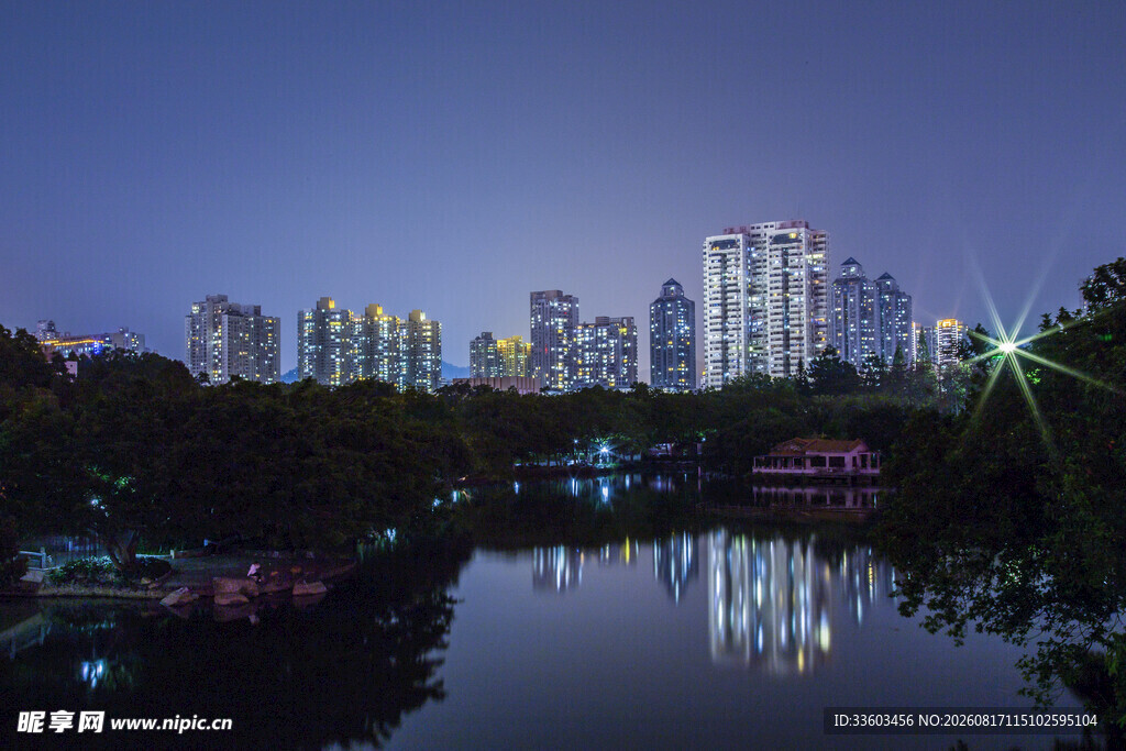 城市湖畔夜景璀璨灯火