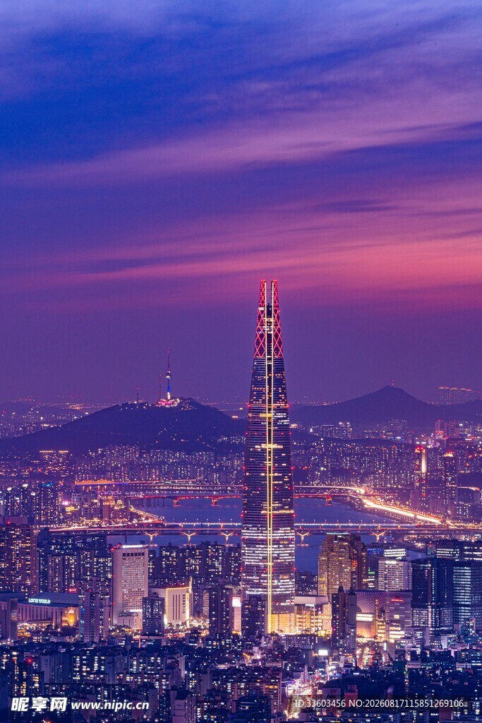 城市夜景中的璀璨摩天大楼