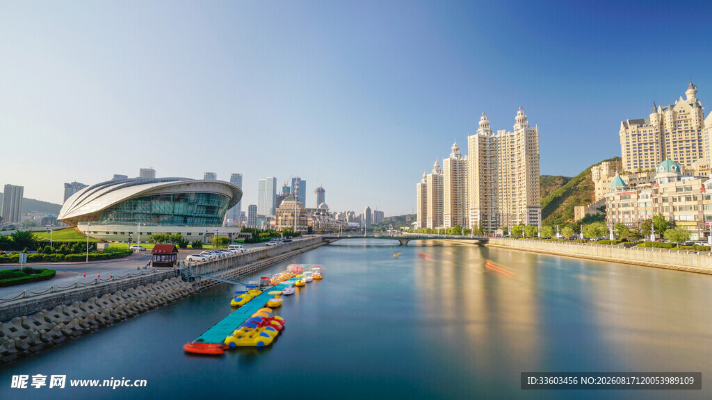 河畔多彩小船与城市风光