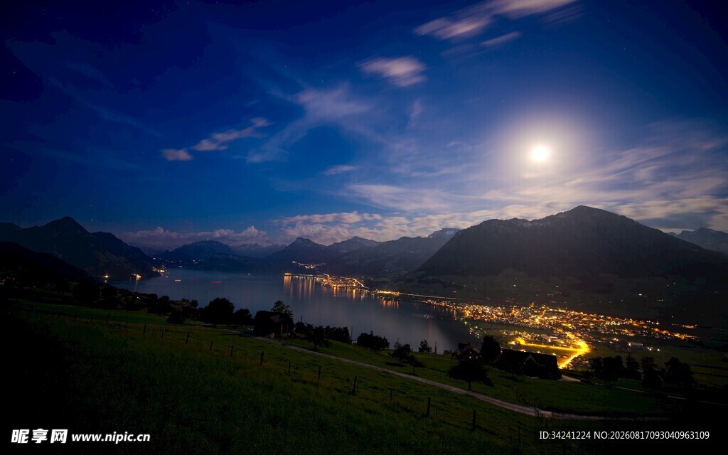 夜幕下的山水城镇美景