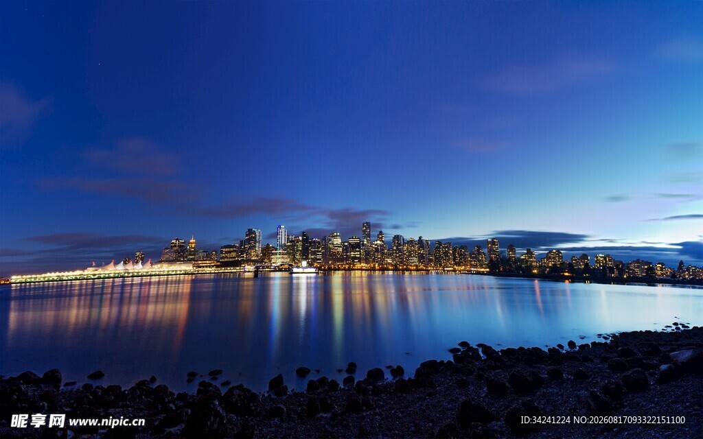 夜幕下的城市湖畔美景