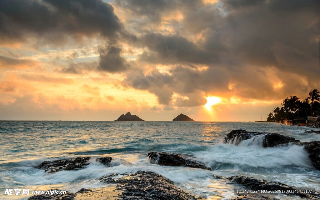 海边日落时的壮丽礁石景观