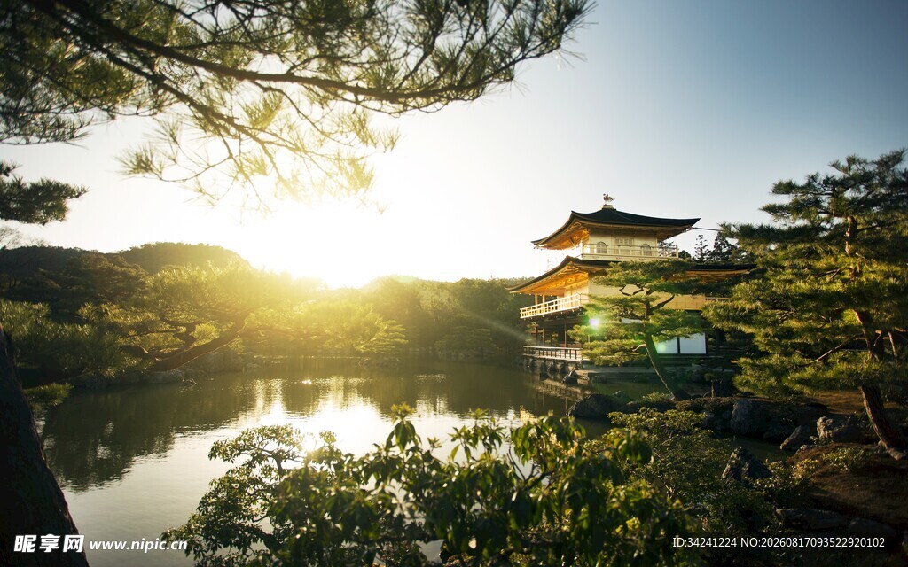 湖畔古亭映夕阳美景