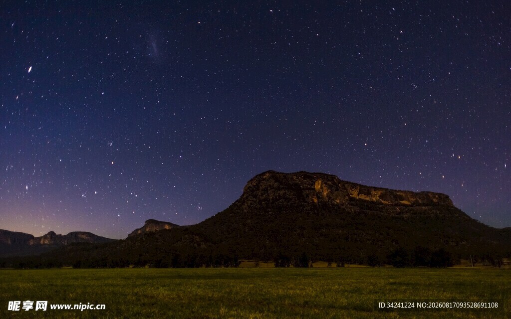 星空下的山峦夜景