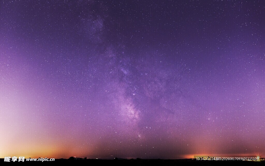 夜幕下的绚烂星空与灯火