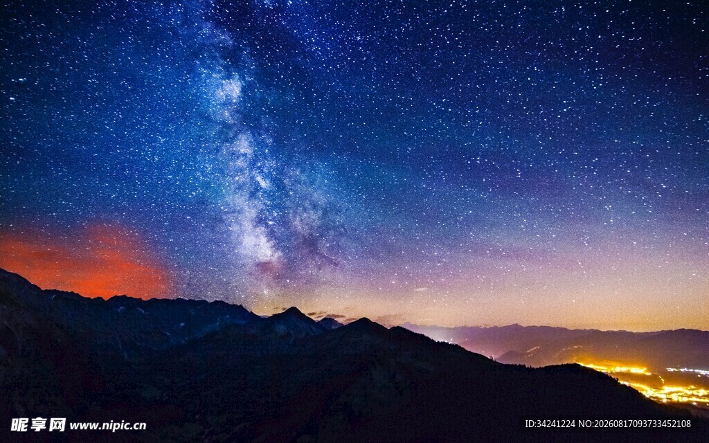 星空下的壮丽山峦夜景