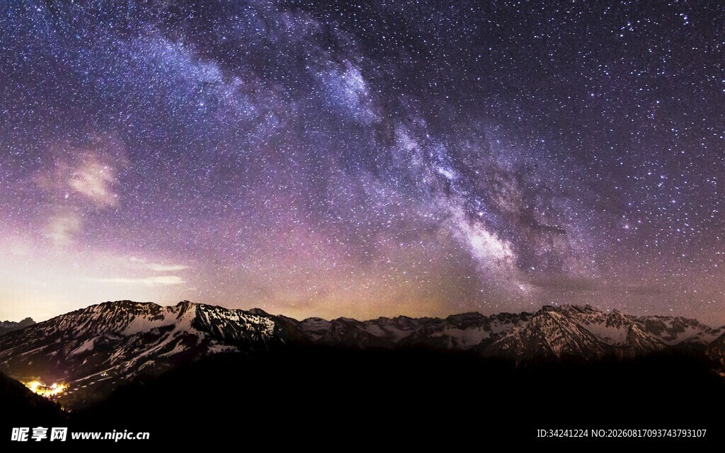 壮丽星空下的山峦夜景