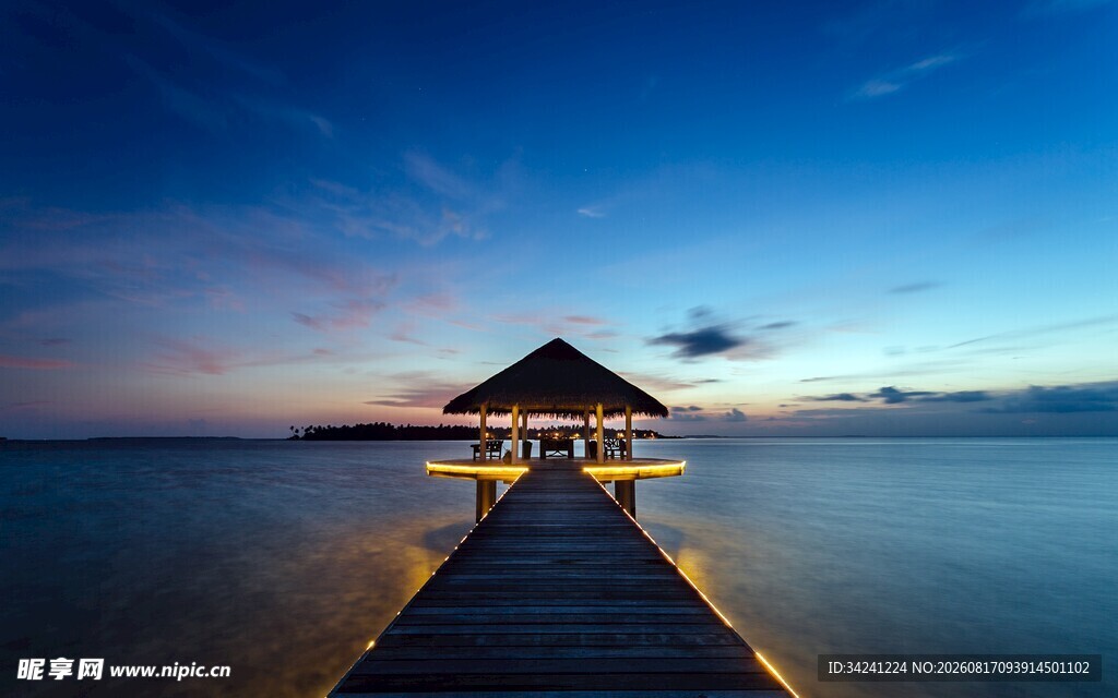 海边栈桥小屋的迷人夜景