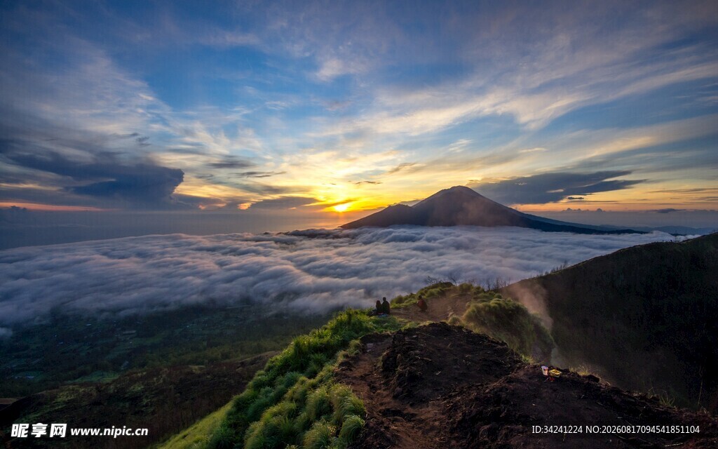 日出云海间的壮美山景