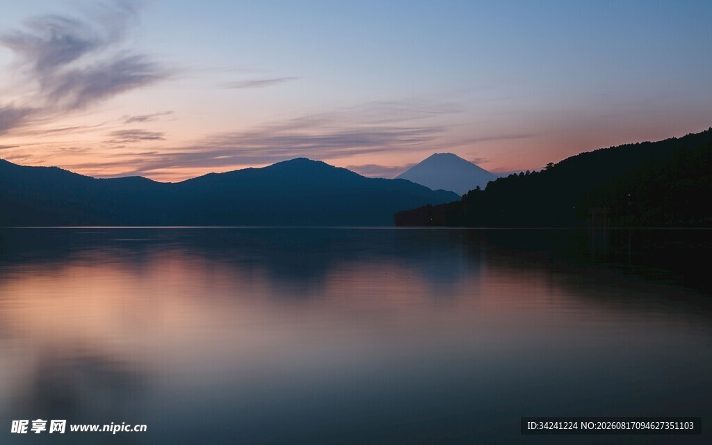 湖畔日落美景