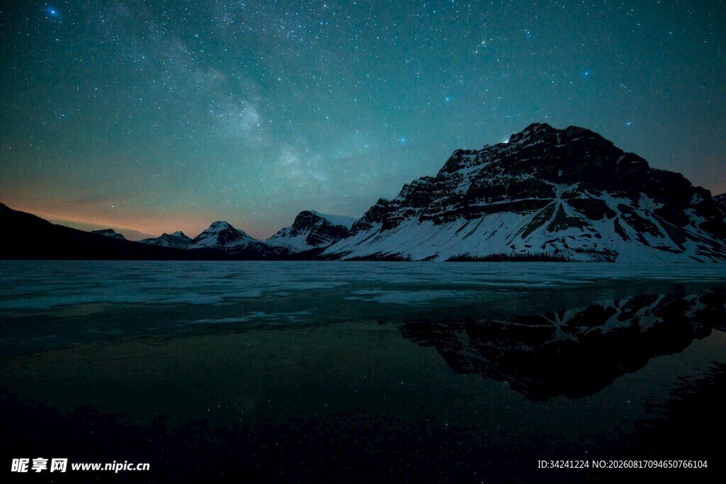 雪山星空下的静谧湖面
