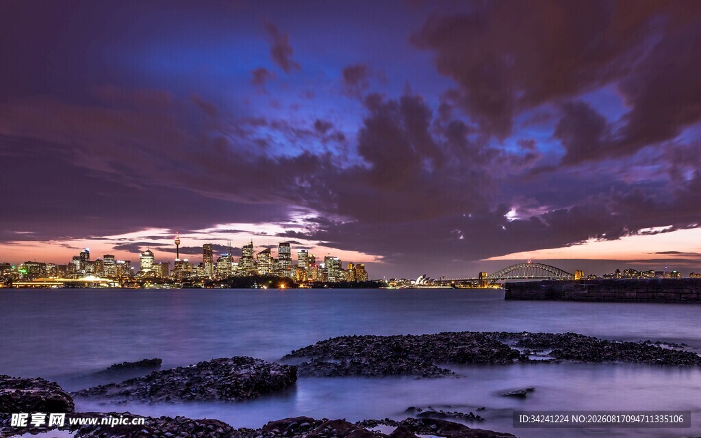 海边夜景城市灯火映海面