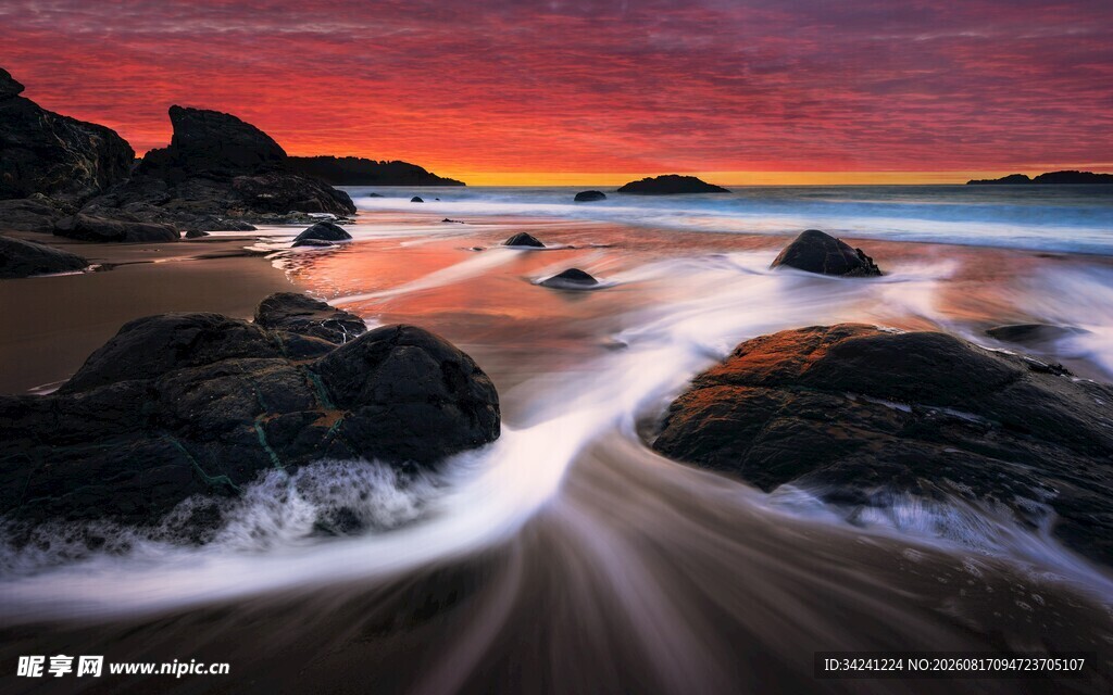 海边日落美景海浪拍礁石