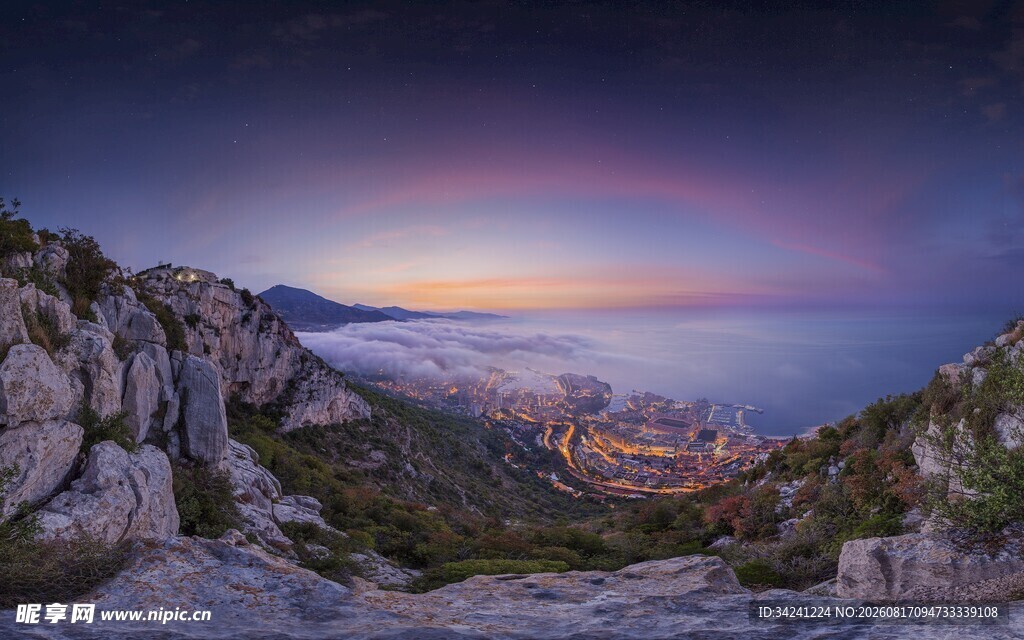 山海间的绚丽黄昏美景