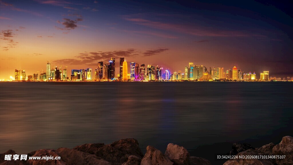 海滨城市璀璨夜景