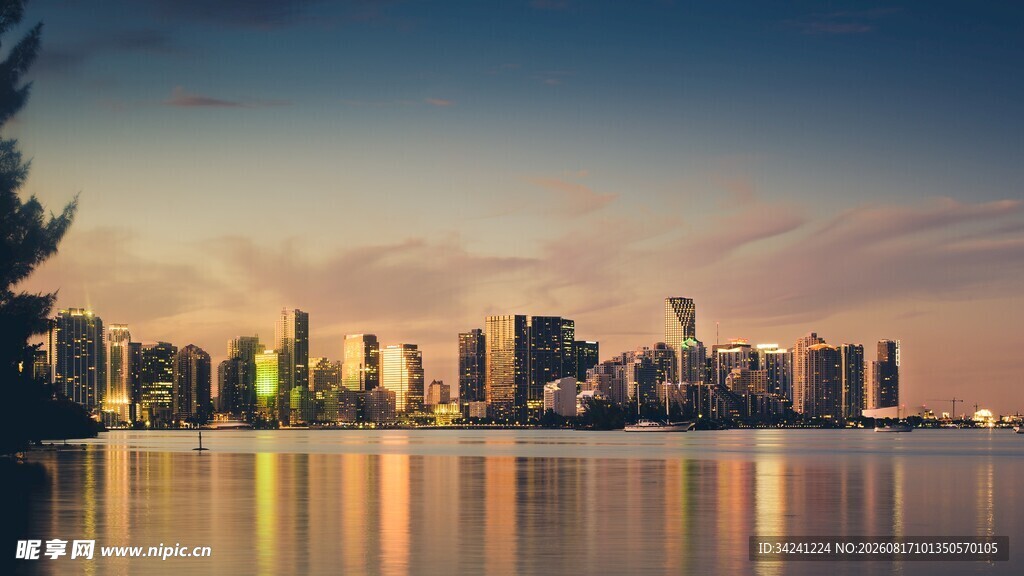 城市天际线与水面倒影美景