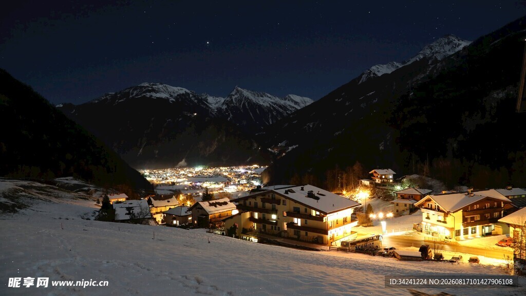 雪夜中的山间灯火小镇