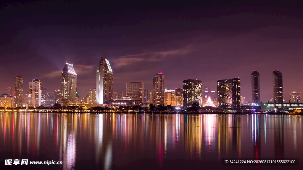 城市璀璨夜景倒影水面
