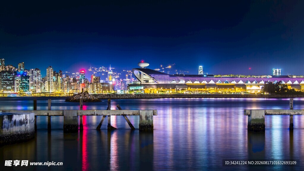 城市夜景中的静谧水岸