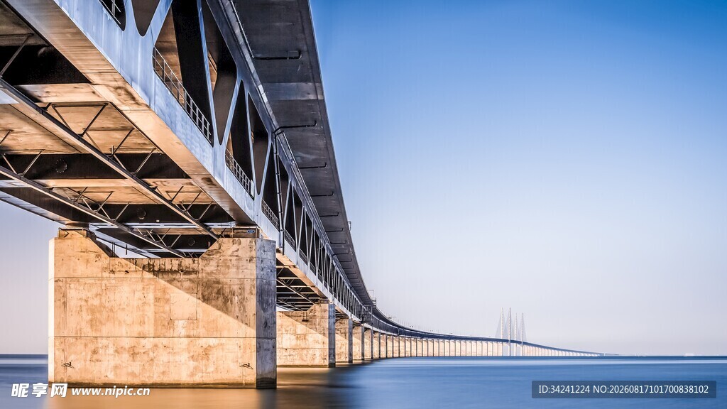 海上长桥横跨蓝天碧海