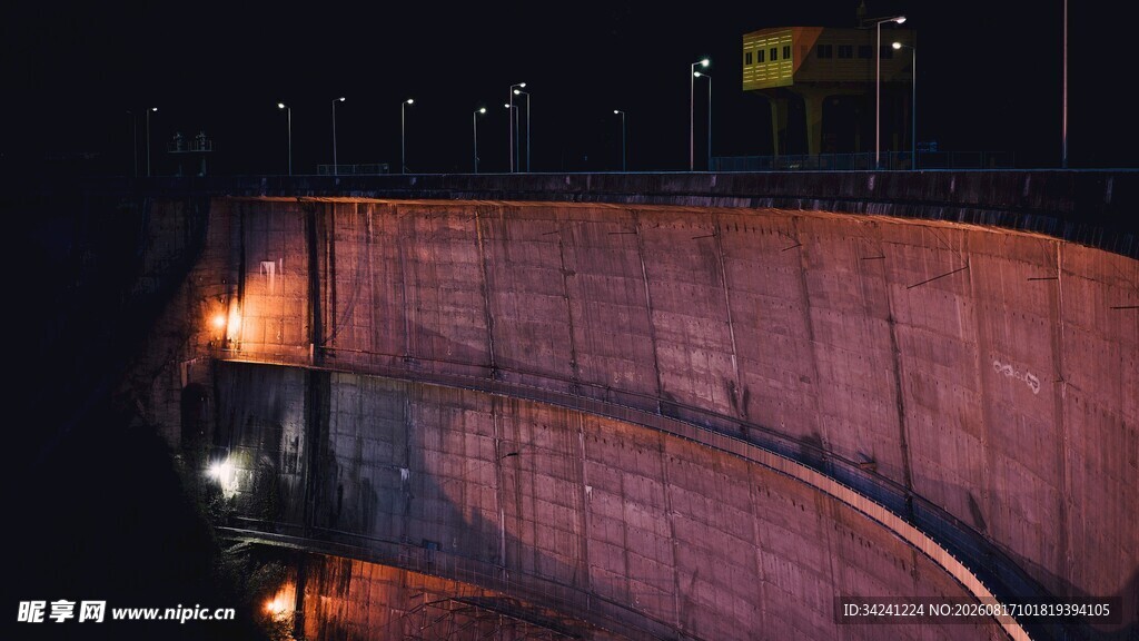 夜晚中的弧形建筑外观