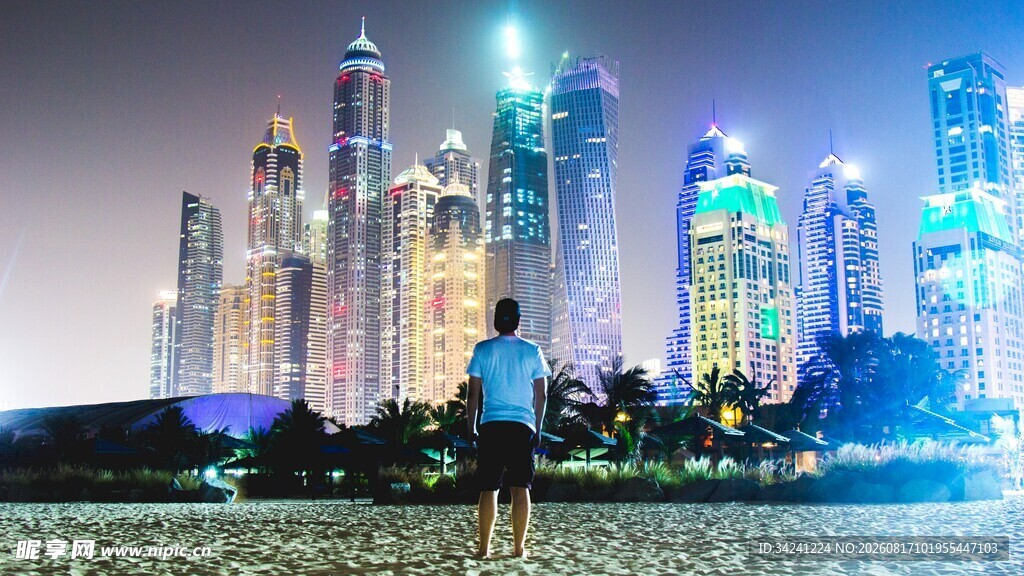 夜晚城市前的孤独身影