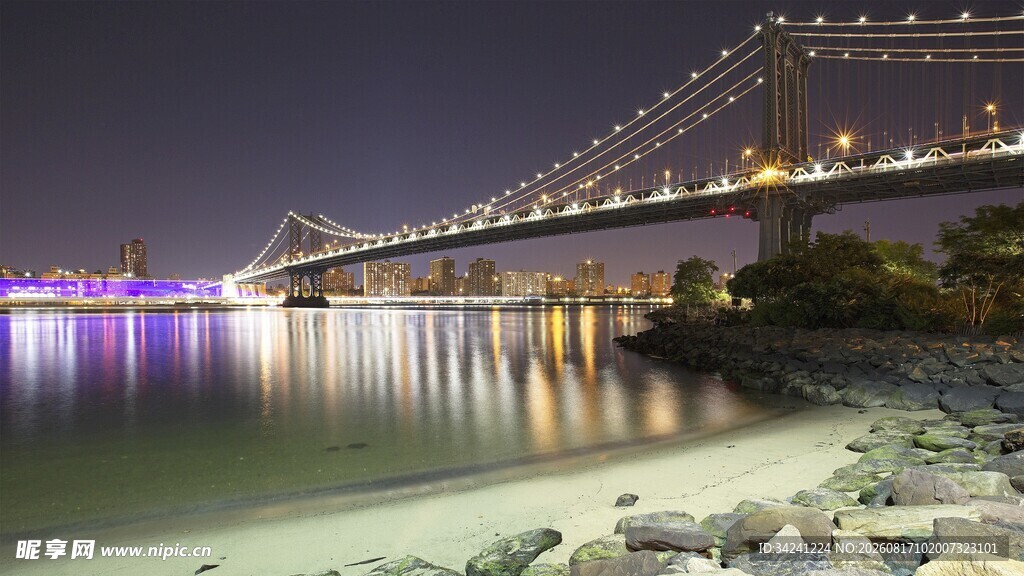 夜晚璀璨的桥梁与宁静水面