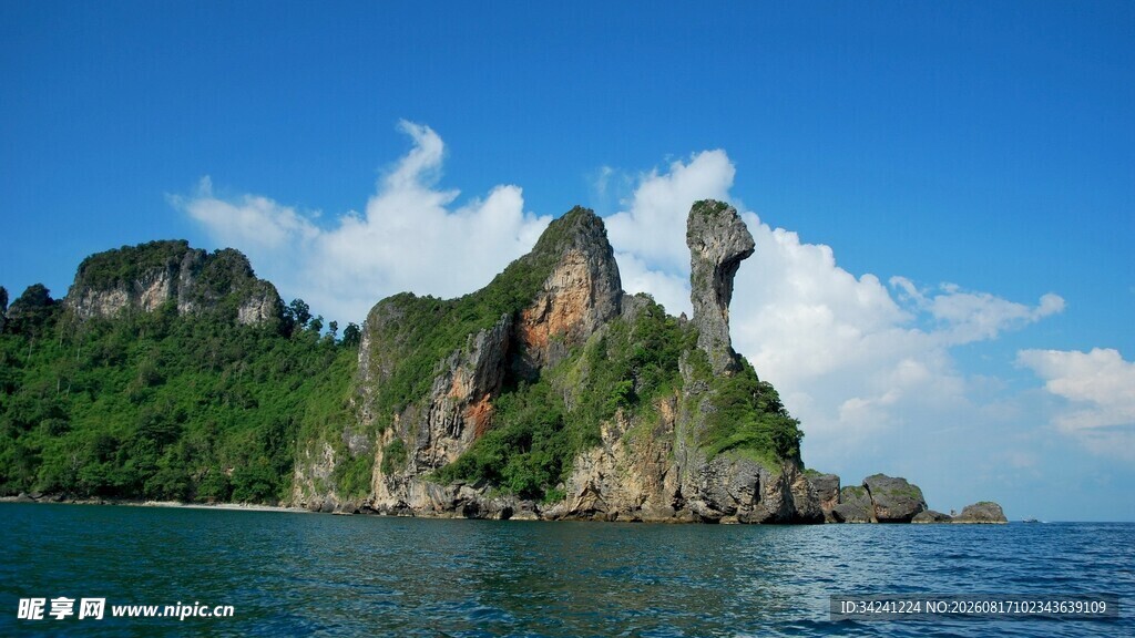 海上奇峰绿意盎然的岛屿