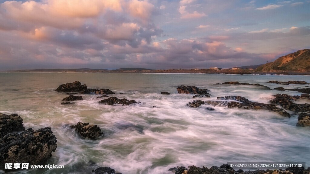 海边日落时的海浪礁石