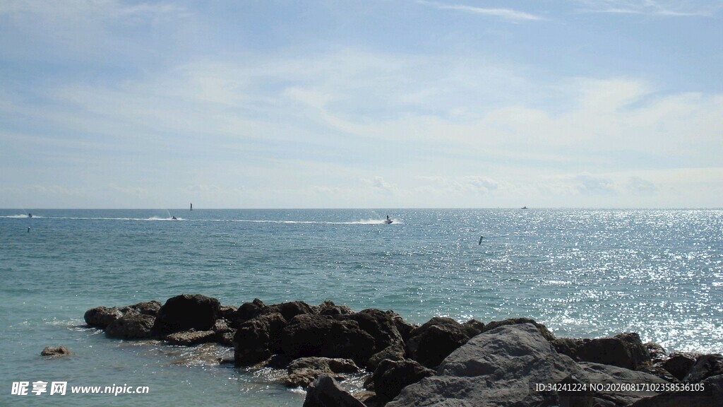海边礁石与波光粼粼海面
