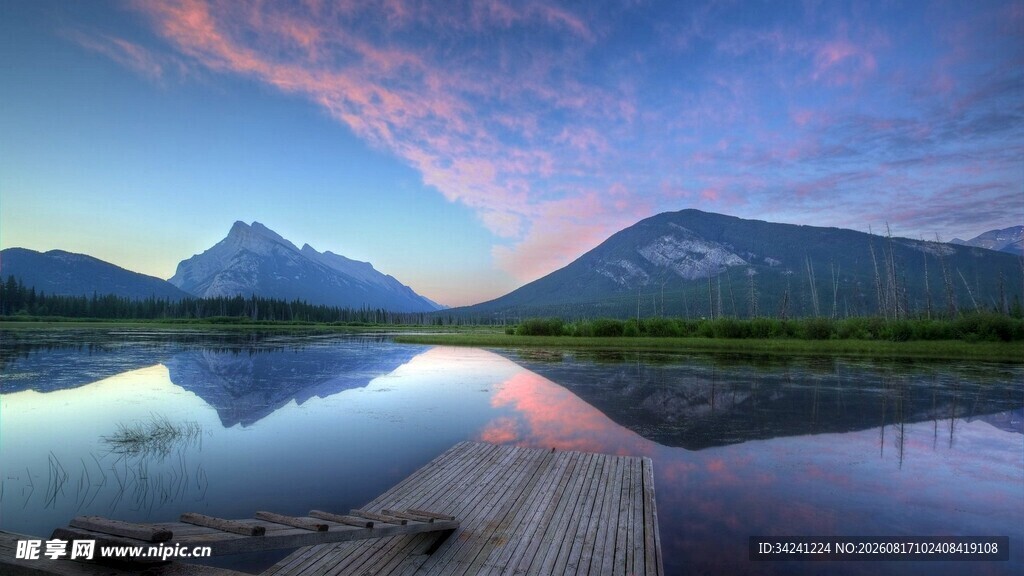 湖畔壮丽日出美景