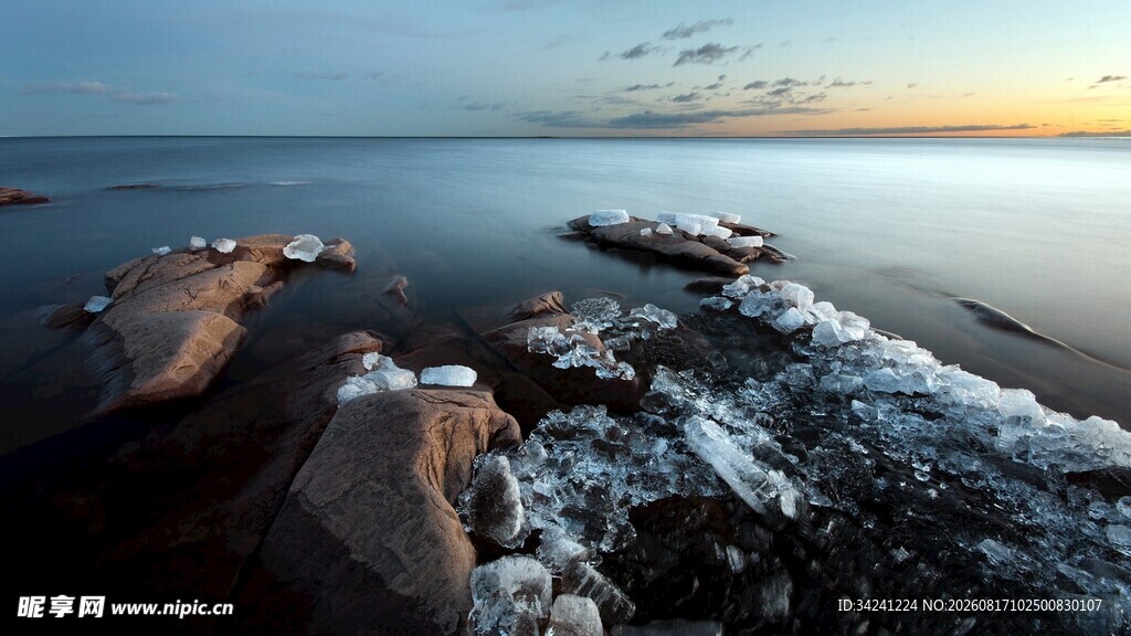 海边日落与礁石美景