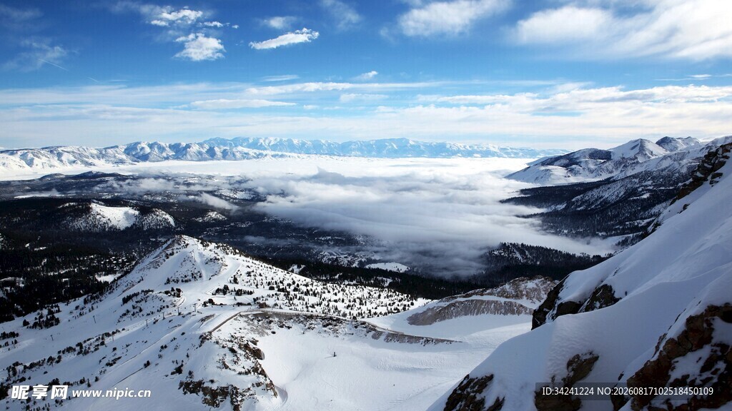 雪山云海壮丽风光