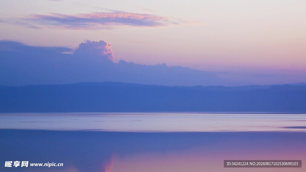 梦幻湖面的黄昏美景