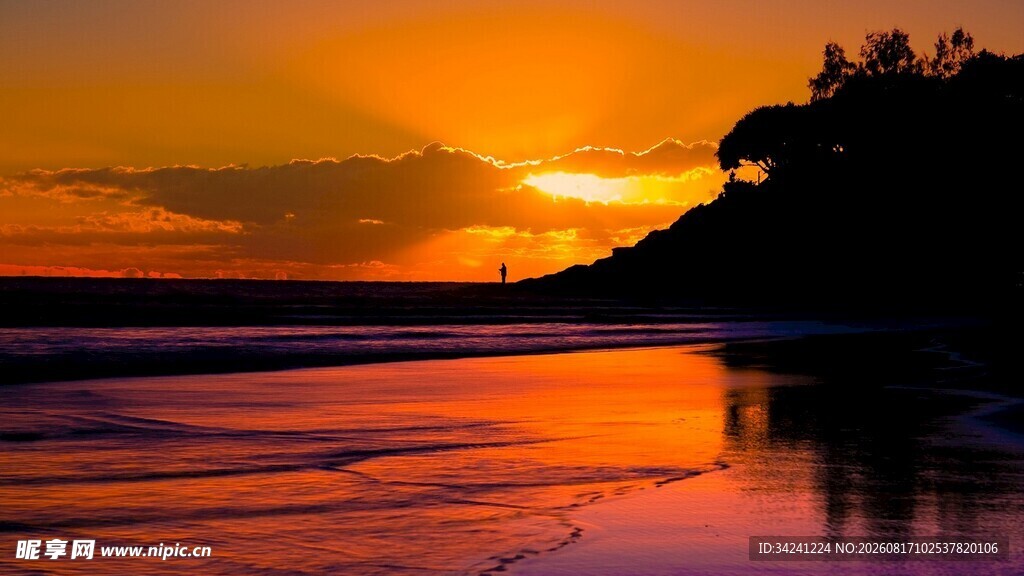 夕阳下的美丽海滨景色