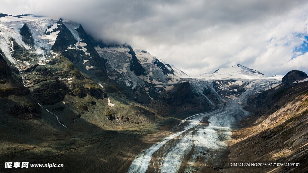 壮丽雪山山谷风景图