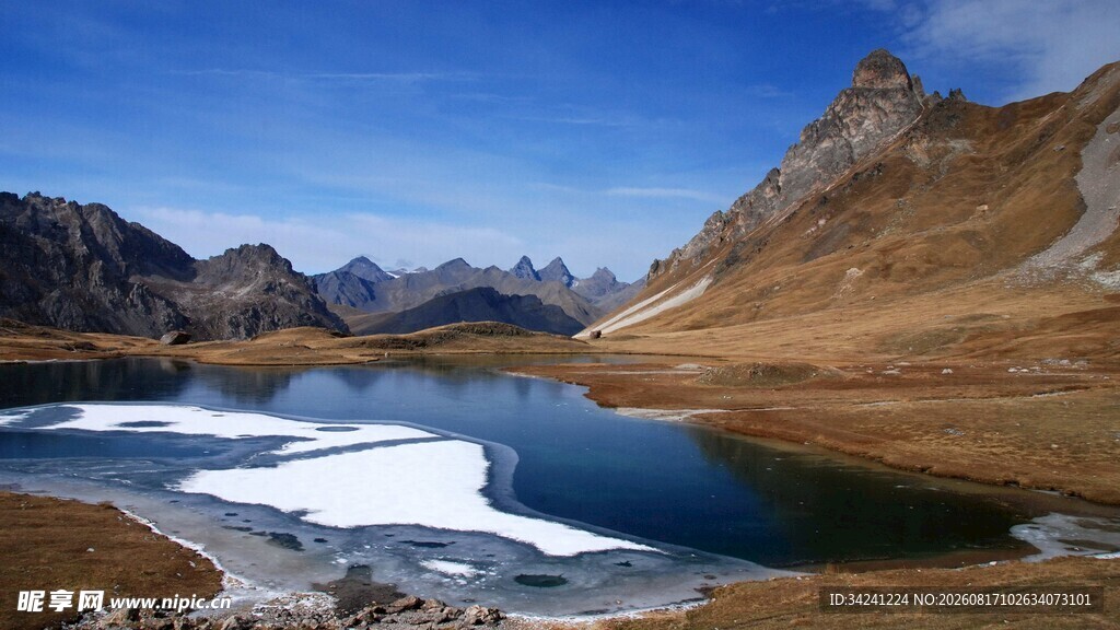 高山湖泊冰雪美景