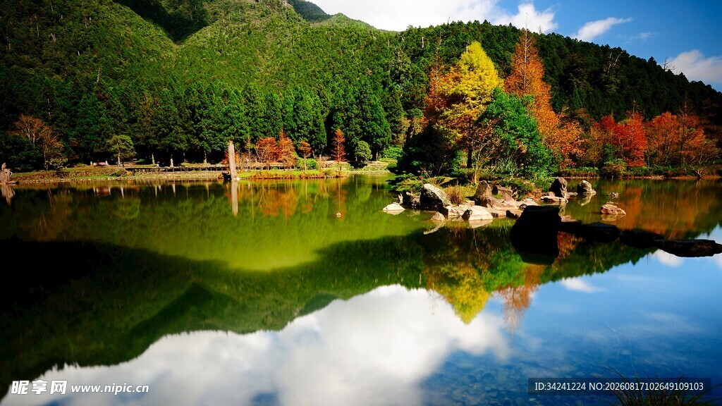 秋日山林湖畔美丽景致