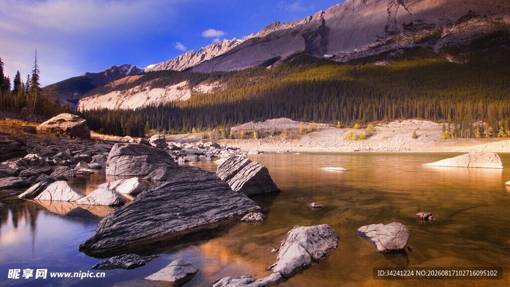 山间湖畔美景