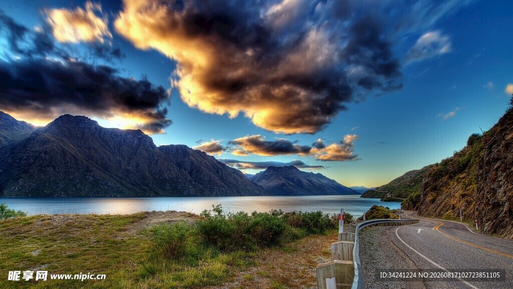 公路旁的湖光山色美景
