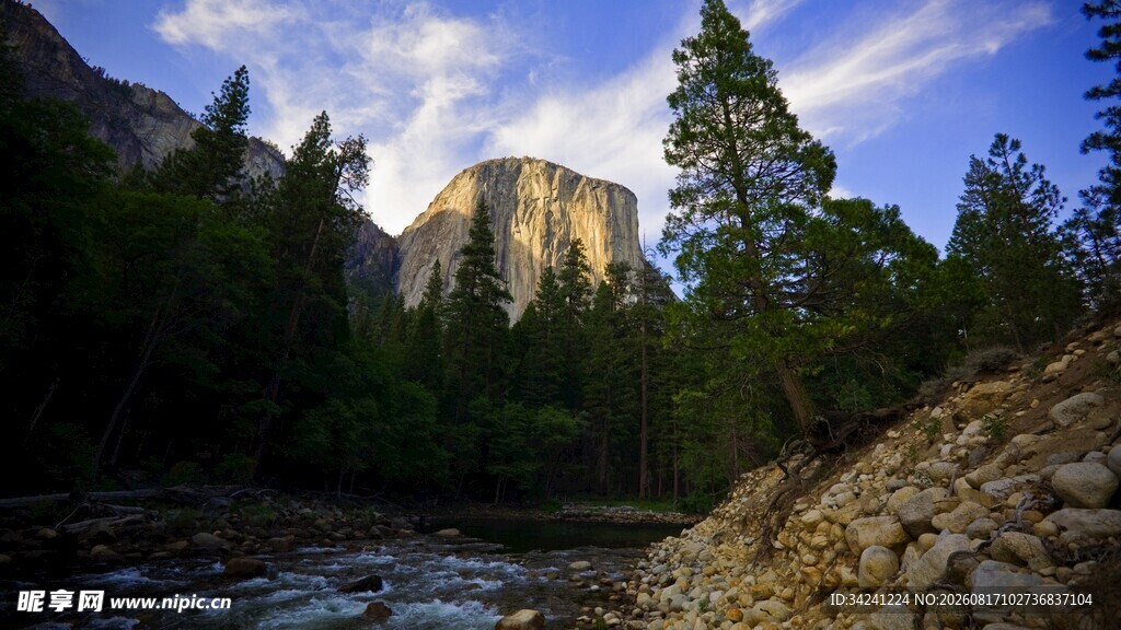 山间溪流旁的壮丽山景
