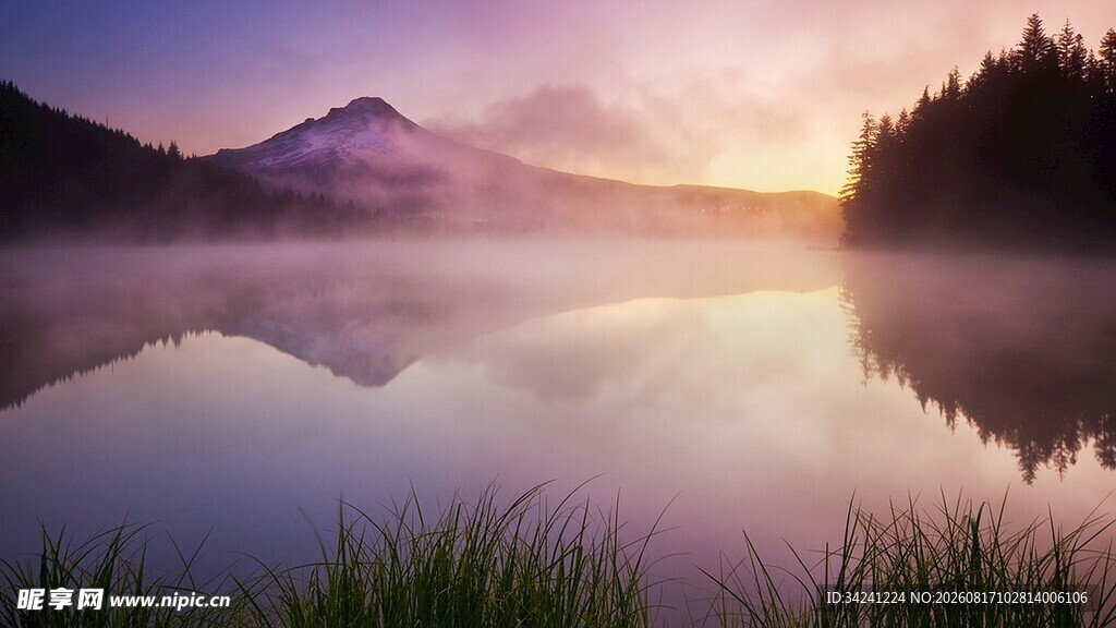 湖畔晨雾中的山水美景